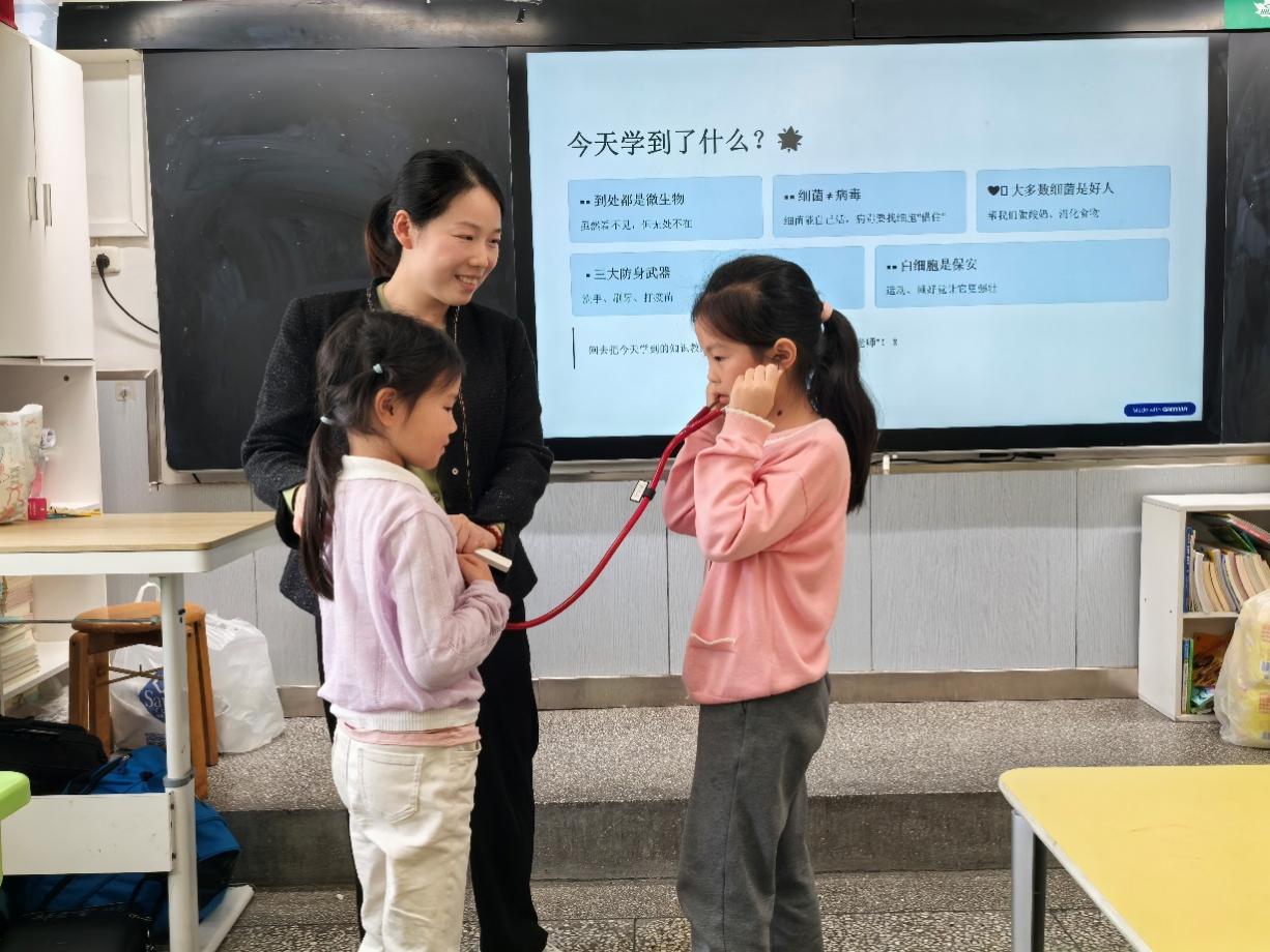 我校2408班开展家长进课堂科普活动